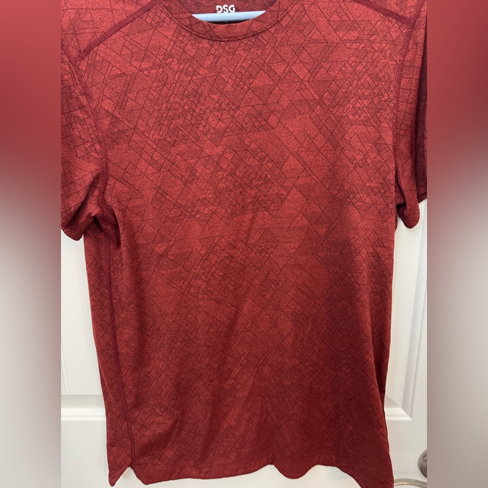 DSG Men's red-maroon  T-Shirt DSG size small - Picture 2 of 4